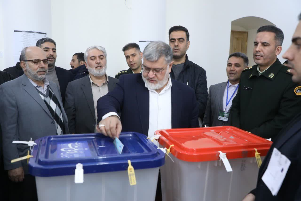 مسوولان و مردم آذربایجان غربی پای صندوق های رای