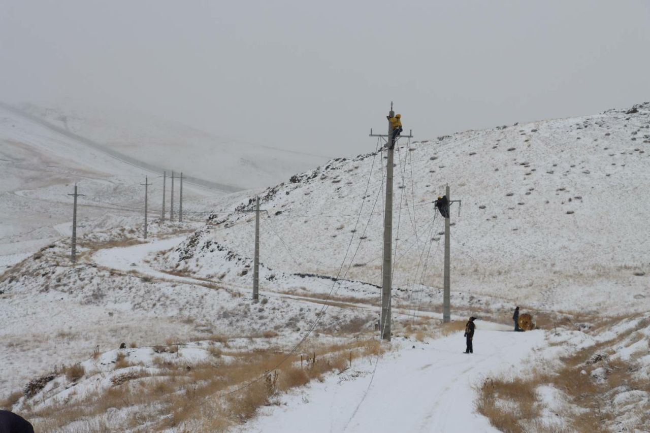 تلاشگران صنعت برق آذربایجان غربی در برف و کولاک