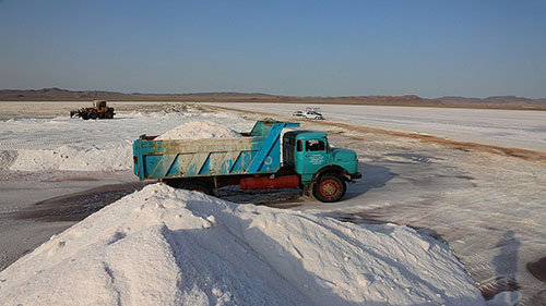 برخورد با عامل برداشت غیرمجاز نمک از بستر دریاچه ارومیه