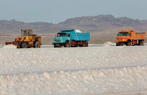 روزانه ۲۰۰ کامیون نمک از ارومیه خارج می‌شود