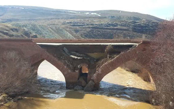تخریب بخشی از پل ساروق تکاب بر اثر سیلاب
