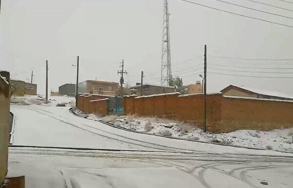 اولین برف پاییزی در آذربایجان غربی آغاز شد