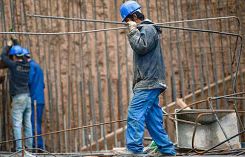 کارگران ساختمانی معطل ماده پنج قانون کار هستند