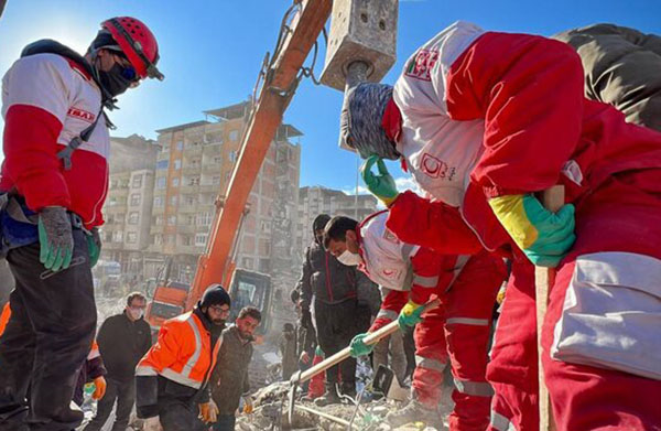 امدادگران ایرانی ۳ نفر را از زیر آوار زلزله ترکیه نجات دادند