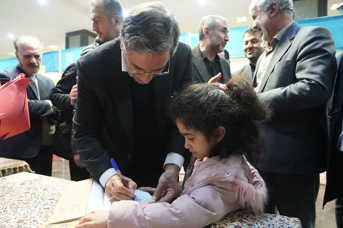 بازدید استاندار آذربایجان‌غربی از نمایشگاه کتاب ارومیه 