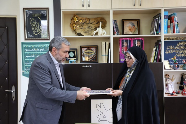 از زحمات مدیرکل کانون استان تجلیل شد