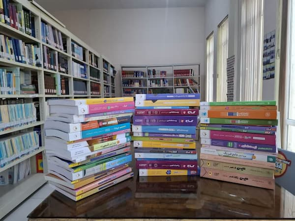 کتب کمک درسی به کتابخانه عمومی تکاب اهدا شد